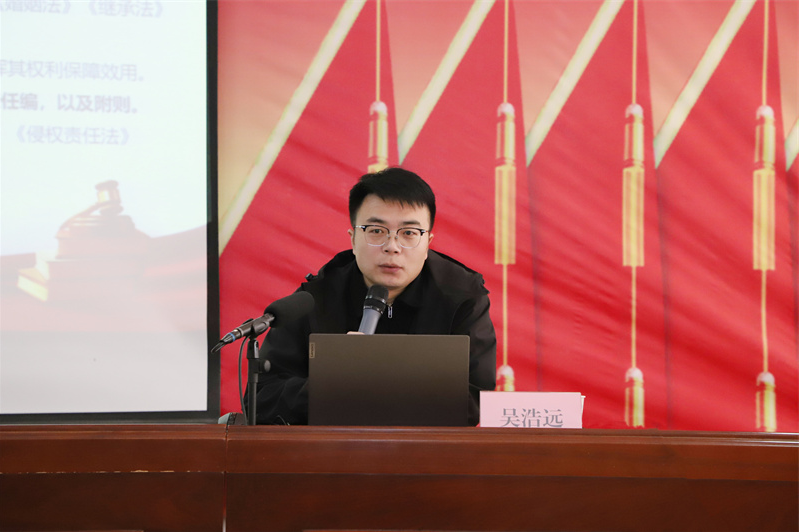 玩球举行和谐校园 与法同行法律知识专题讲座