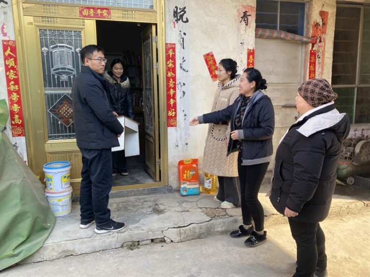 玩球开展冬日走访暖心活动