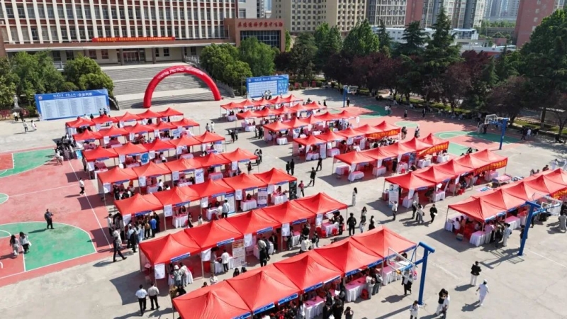 玩球举办2025年毕业生就业双向选择洽谈会