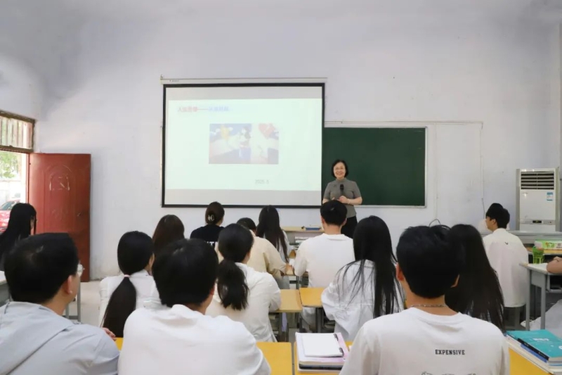玩球副校长张淑爱讲授专题思政课