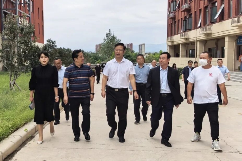 郑州市人民检察院党组书记、检察长张道伟一行到玩球督导检查食品安全工作