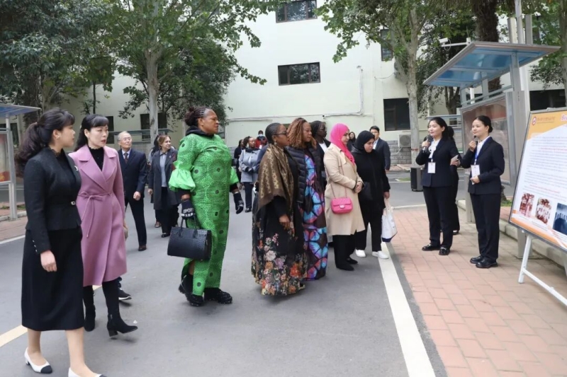 非洲女性议员研讨班一行参访玩球