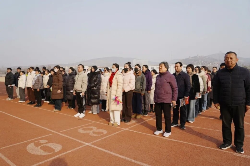  玩球举行教职工趣味运动会