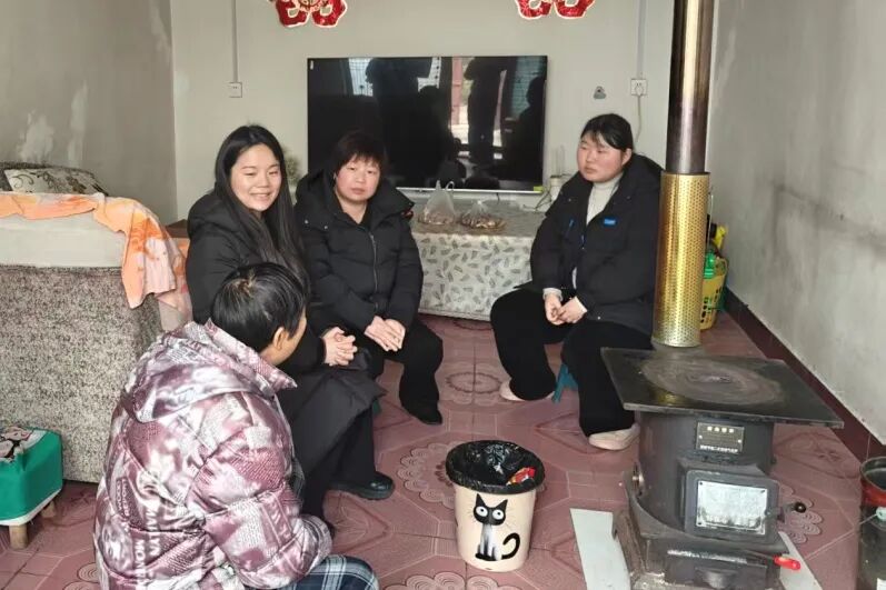 玩球开展“送温暖”走访慰问活动
