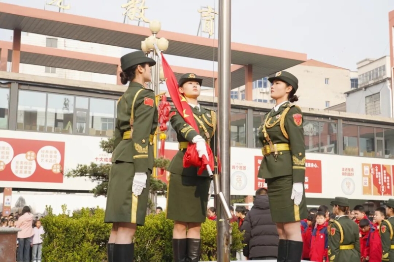 玩球八一连国旗护卫队走进新密市实验小学