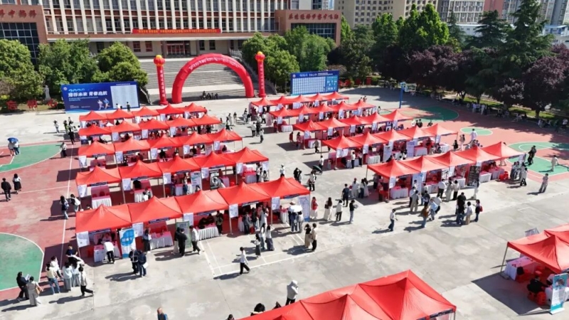 玩球举办2026届毕业生就业双向选择洽谈会