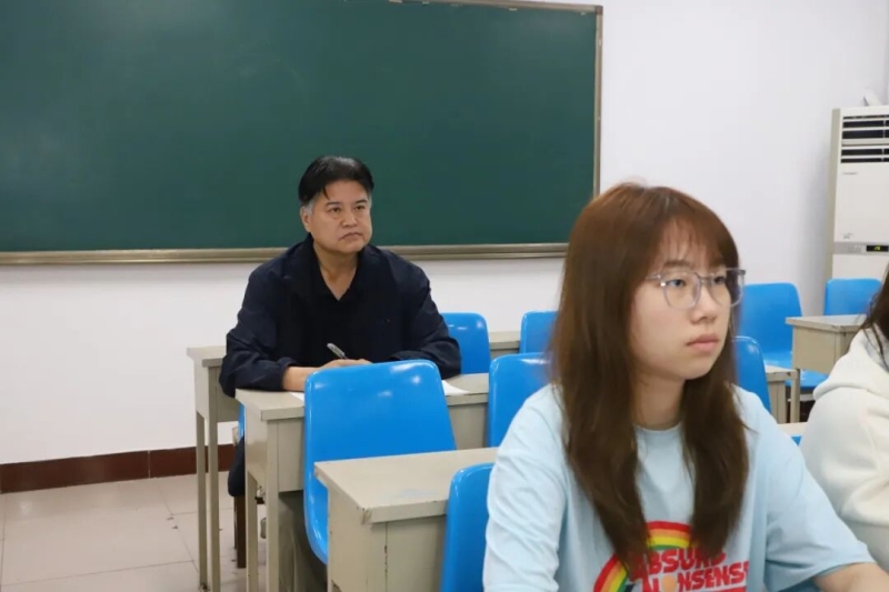 玩球校领导深入思政课堂开展集中听课活动