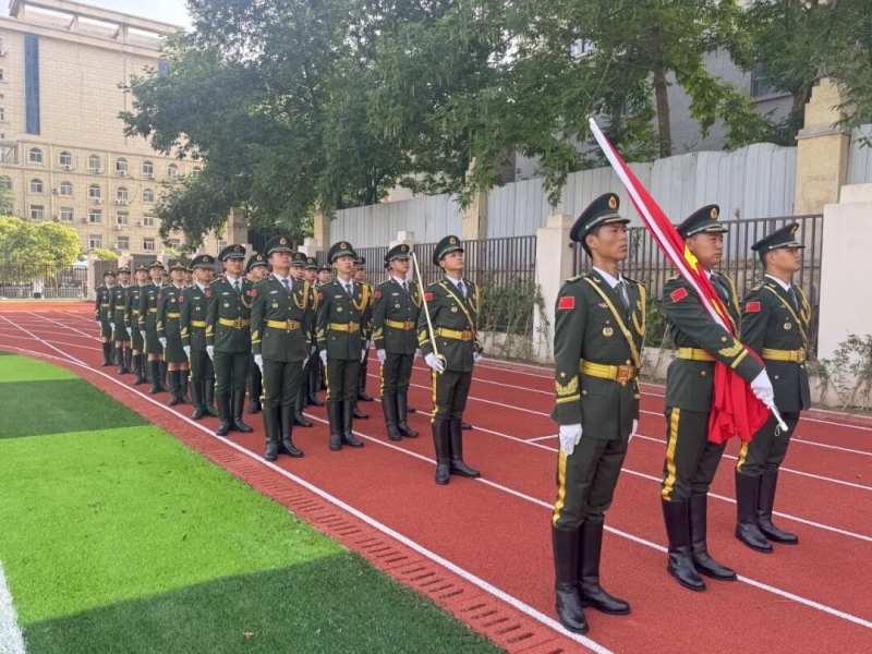 玩球八一连国旗护卫队走进郑州高新区冬青街学校