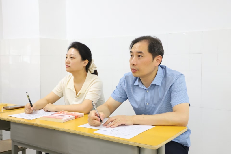 9 张臻副校长听课.png