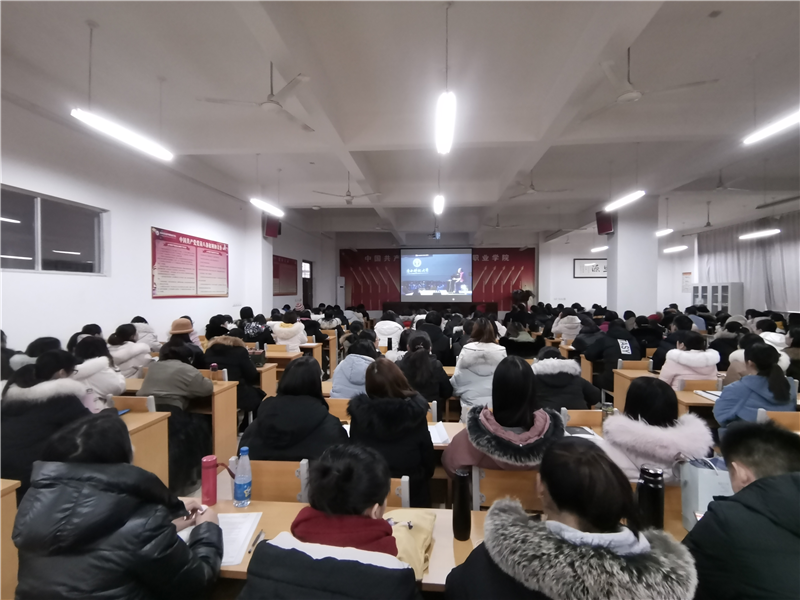 玩球开展爱国主义教育培训