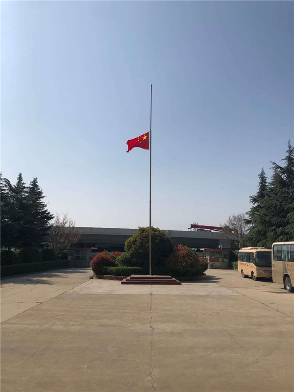 玩球平台下半旗志哀  哀悼逝者 致敬英雄