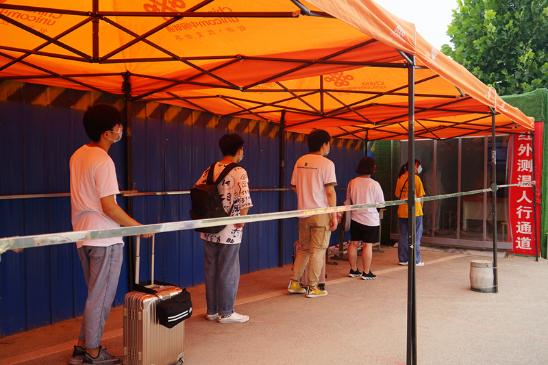 玩球参加2020年专升本考试学生顺利返校
