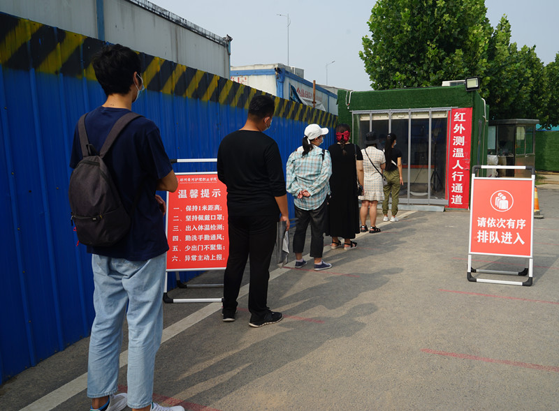 玩球2020届学生返校领取毕业证书