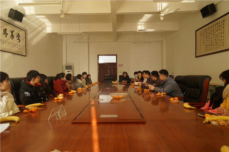 玩球召开少数民族学生座谈会