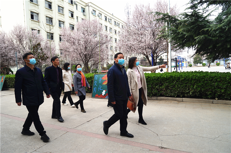 河南省教育厅督导组到玩球检查指导开学疫情防控工作