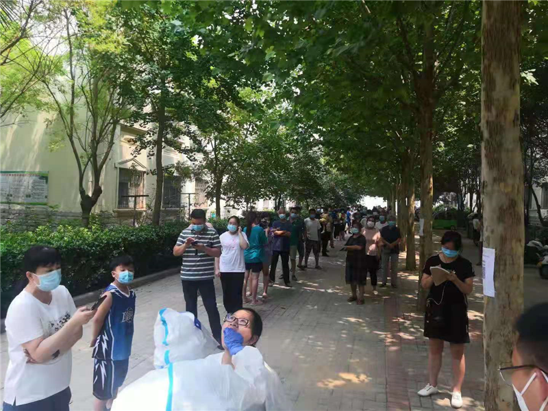 玩球开展在校教职工核酸检测