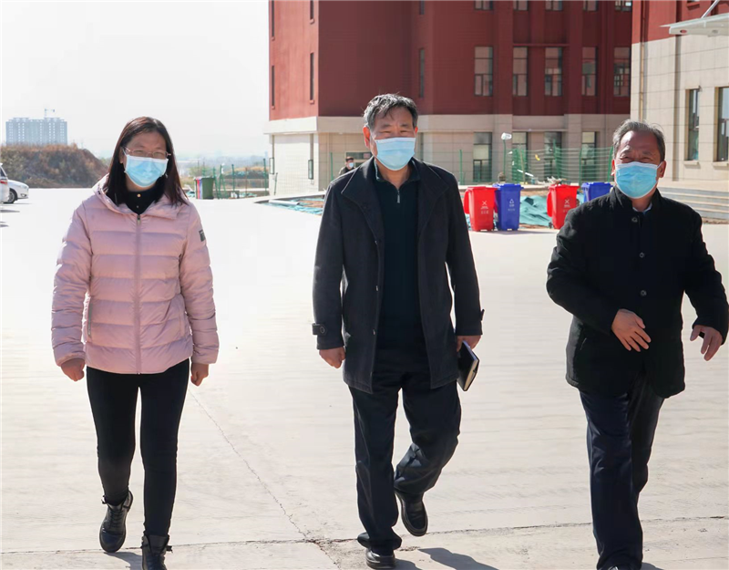新密市教育局疫情防控督导组莅临玩球检查疫情防控工作