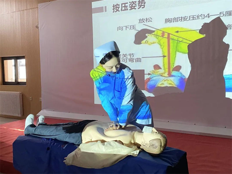 【护理系】玩球护理系到高新区红叶路小学开展师生急救技能培训