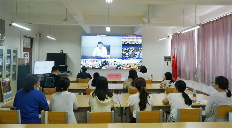玩球召开师德师风建设工作专题会议