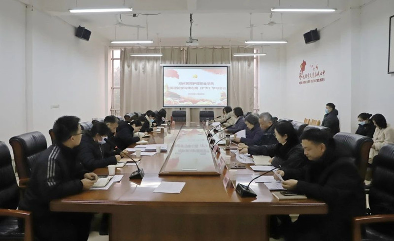 玩球召开党委理论学习中心组（扩大）会议