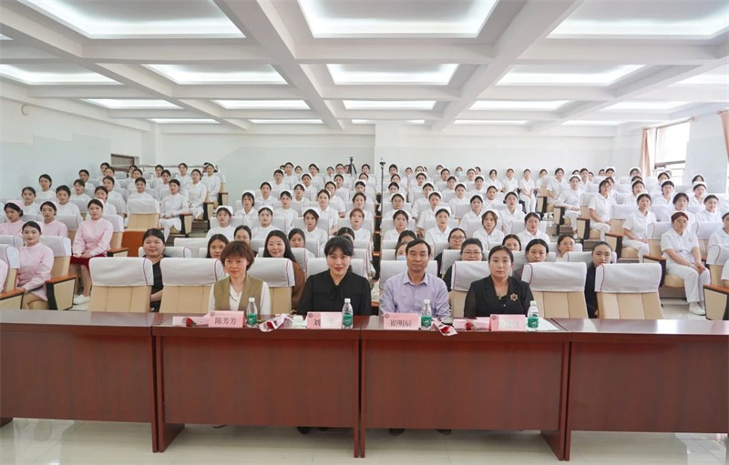 玩球举行512国际护士节授帽仪式暨表彰大会