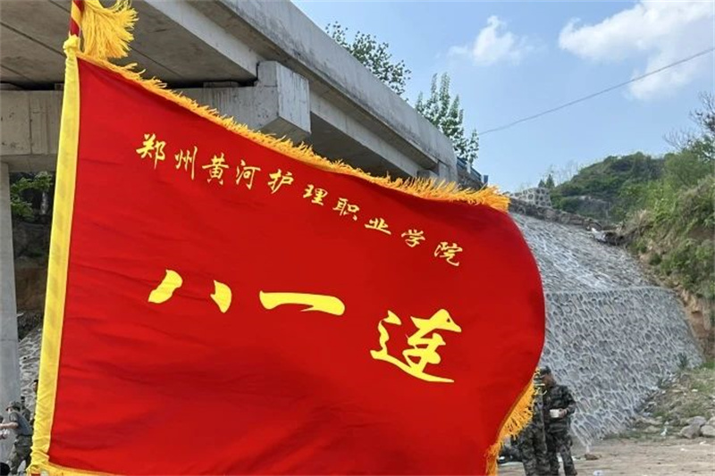 玩球八一连举行春季百人百里双向野营拉练活动