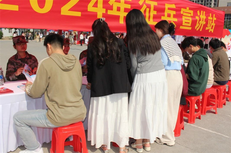 玩球征兵宣传活动走进2024年毕业生就业双选会