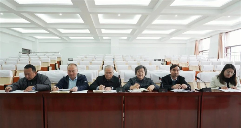 玩球召开党委理论学习中心组（扩大）会议