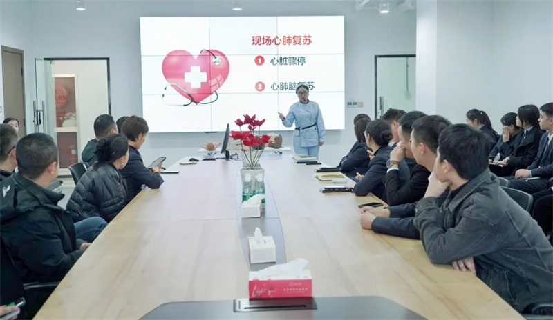 玩球走进河南中强商业管理有限公司开展心肺复苏急救知识培训
