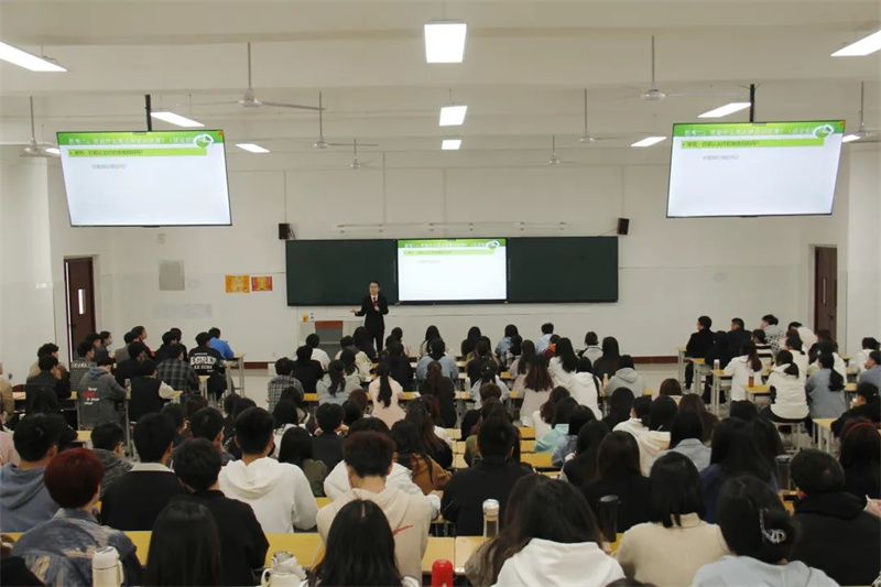 新密市人民法院到玩球开展法治教育专题讲座