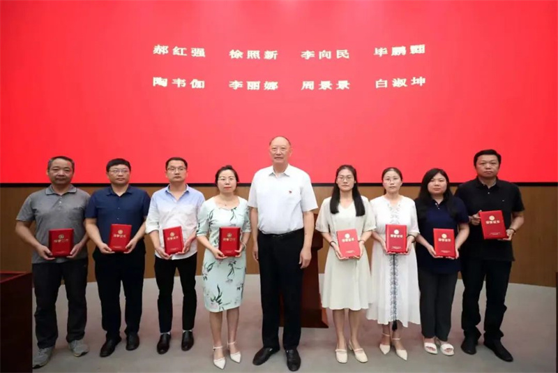 玩球教师荣获河南省民办教育协会科研先进个人称号