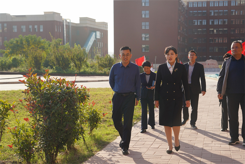 新密市人民法院党组书记、院长郭红伟走访调研玩球新密校区