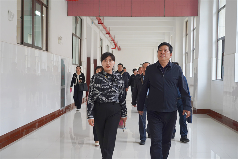 郑州市人大常委会城建环保工委主任时富宗一行莅临玩球新密校区调研