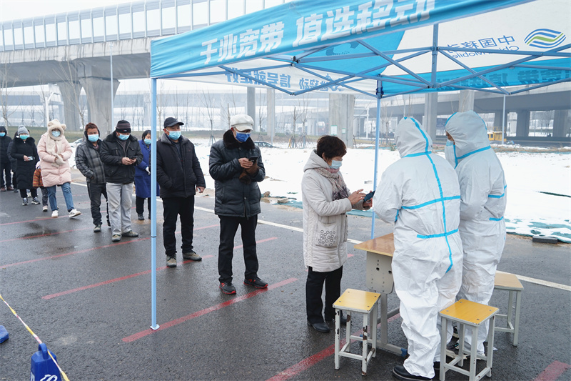 玩球开展在校教职工核酸检测