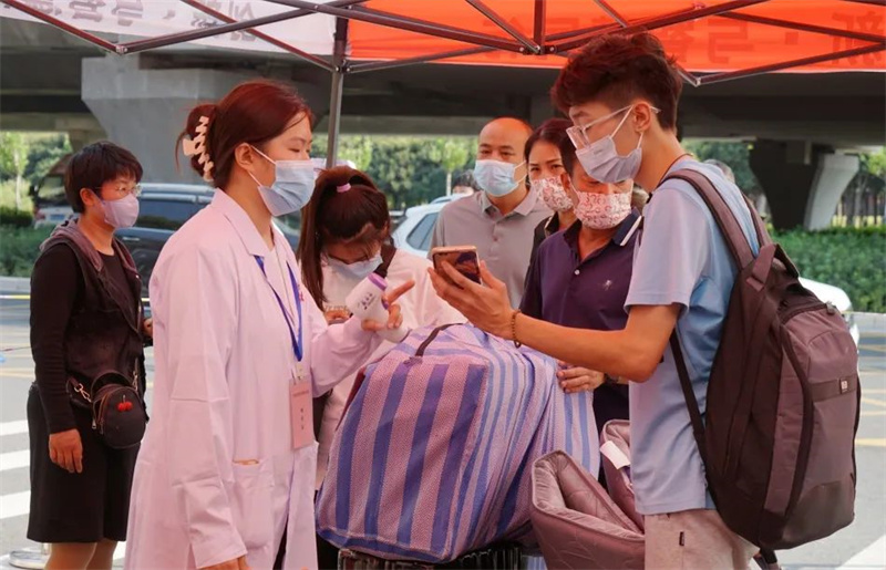 玩球郑州高新校区迎来2022级新生报到和2021级学生返校