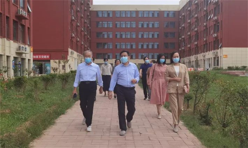 郑州市教育局副局长葛飞一行到玩球新密校区调研指导疫情防控工作