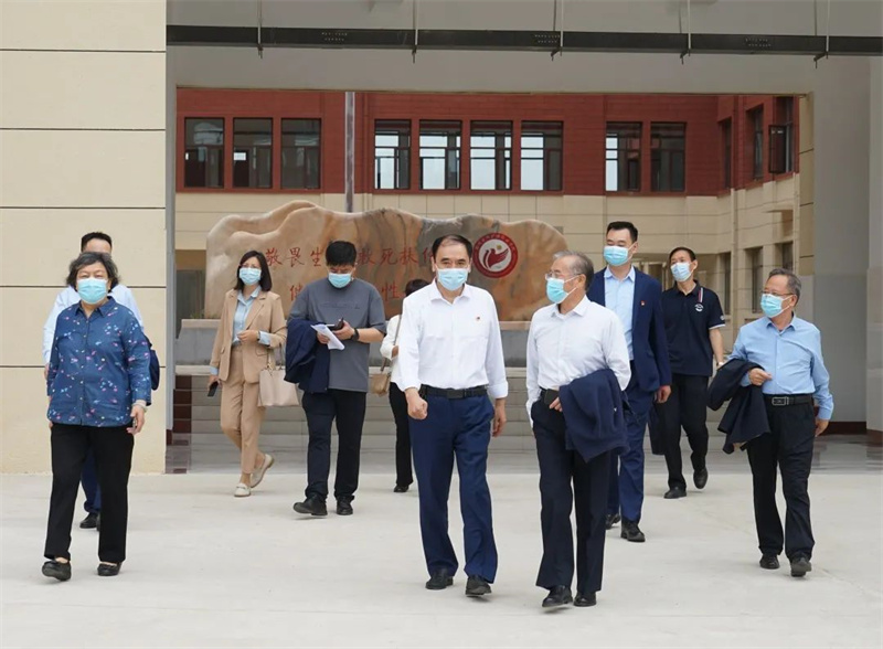 郑州新华医院党委书记、院长陈延宾一行来玩球新密校区参观交流
