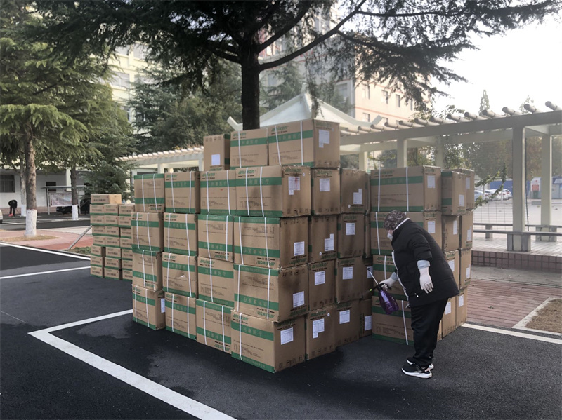 暖心疫线，玩球为学生发放防疫物资