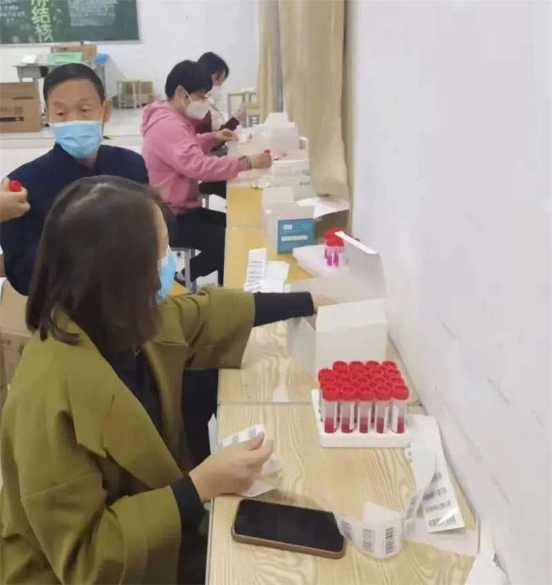 玩球领导干部积极参与疫情防控工作