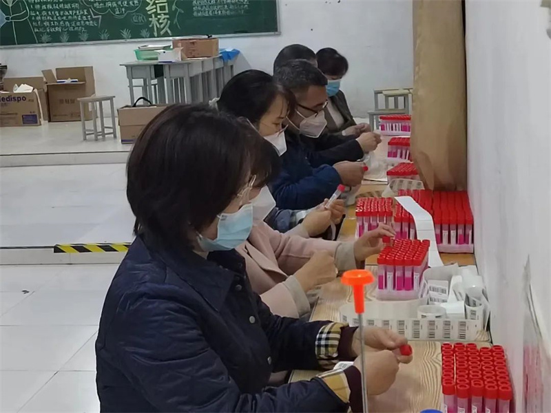 玩球领导深入疫情防控一线 助力核酸检测工作