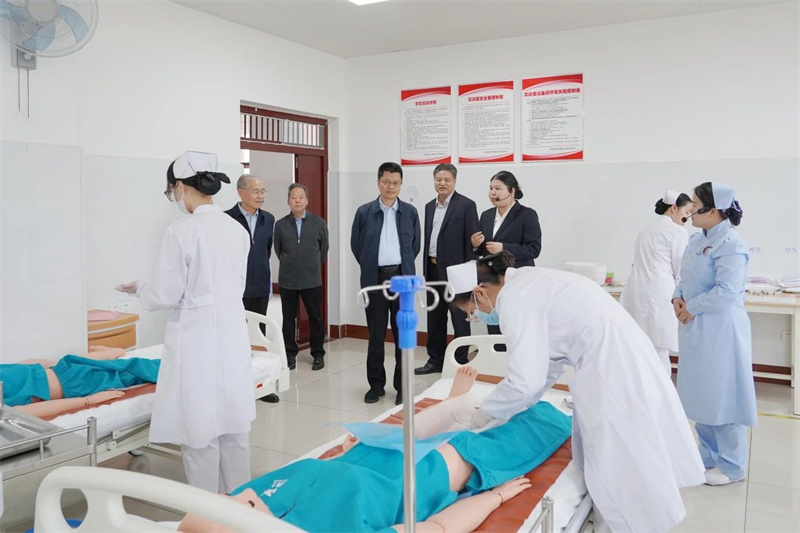 河南省卫健委中医药科技教育处处长姬淅伟到玩球新密校区走访调研